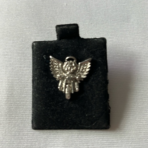 ᕼᗩᖇᒪᗴY ᗪᗩᐯIᗪᔕOᑎ ᗩᑎᘜᗴᒪ ᖇIᗪIᑎᘜ ᑭIᑎ❄️☃️🎄 - Picture 1 of 4